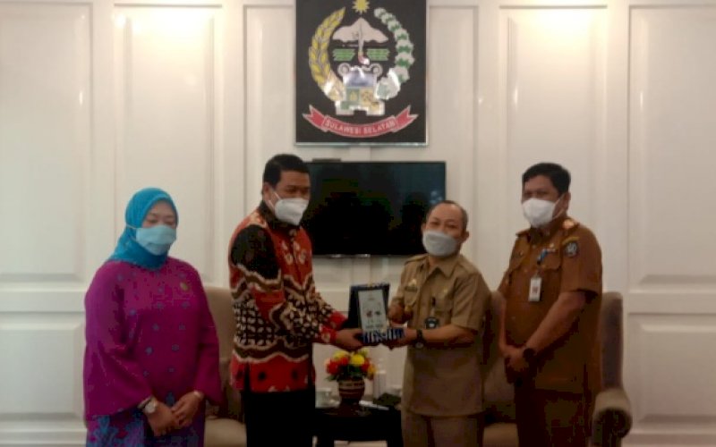 TUKAR CENDERAMATA. Komisioner Bidang Regulasi Kebijakan Publik Komisi Informasi Pusat M Syahyan (kiri) bertukar cenderamata dengan Asisten III Pemprov Sulsel Tautoto Tanaranggina didampingi Kepala Diskominfo-SP Provinsi Sulsel Amson Padolo saat berkunjung ke Sekretariat Komisi Informasi Provinsi Sulsel yang terletak di Kantor Gubernur Sulsel, Selasa (22/3/2022). foto: istimewa
