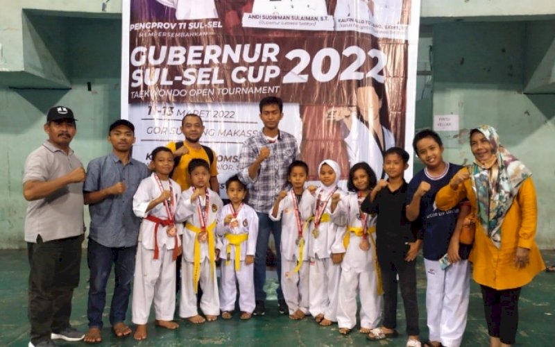 PRESTASI. Tim Taekwondo Kabupaten Bulukumba berhasil mendapatkan enam medali pada Taekwondo Open Tournament Gubernur Sulsel Cup 2022 yang digelar di GOR Sudiang Makassar, 11-13 Maret 2022. foto: istimewa