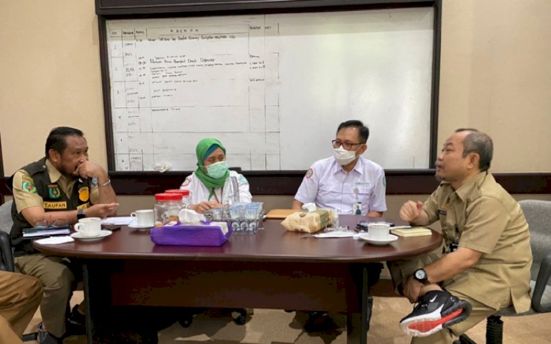 RAPAT. Asisten III Pemprov Sulsel, Tautoto Tanaranggina (kanan), yang juga Pelaksana Tugas (Plt) Kepala Dinas Tenaga Kerja dan Transmigrasi Provinsi Sulsel melakukan rapat bersama stakeholder membahas akselerasi kepesertaan BPJS Kesehatan di Ruang Asisten III Kantor Gubernur Sulsel, Senin (21/3/2022). foto: istimewa