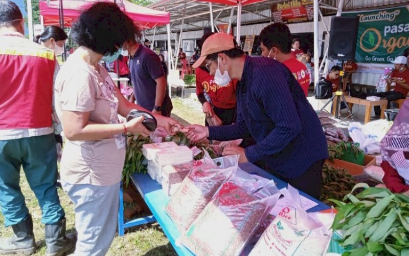PASAR ORGANIK. PT Vale Indonesia Tbk (PT Vale) bersama BUMDesma mitra PPM menghadirkan Pasar Organik yang diselenggarakan di Kawasan Perdagangan dan Jasa Perkotaan, Towuti, Luwu Timur, Sabtu (26/3/2022). foto: istimewa