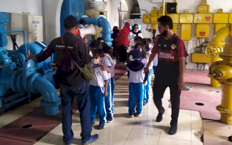 WATER EDUCATION. Siswa SD Pertiwi Makassar Adiwiyata mengikuti program Water Education dengan mengunjungi Instalasi Pengolahan Air (IPA) yang ada di Kantor Pusat Perumda Air Minum Kota Makassar, Rabu (23/3/2022). foto: istimewa