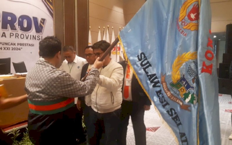 KETUA TERPILIH. Yasir Machmud (kiri) ditetapkan sebagai Ketua KONI Sulsel periode 2022-2026 pada Musorprov KONI Sulsel 2022 di Novotel Makassar, Jumat (25/3/2022). foto: istimewa