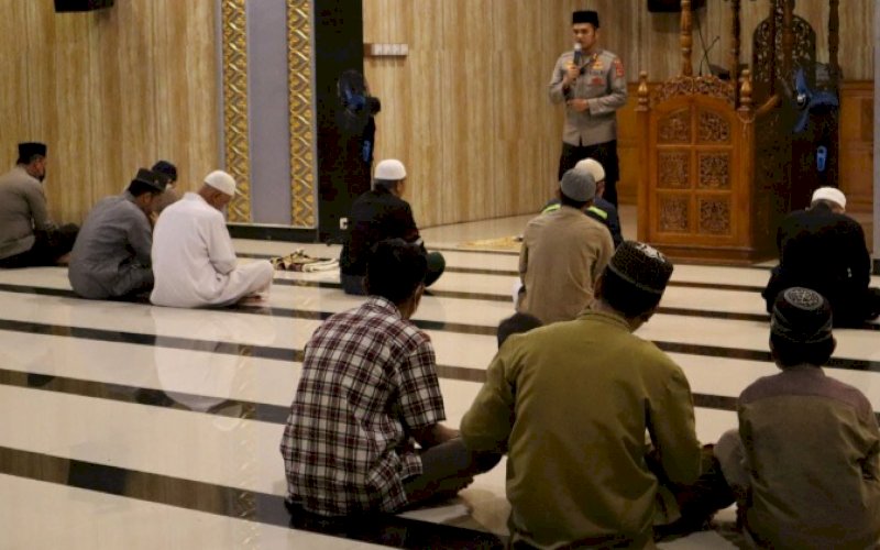 SAFARI SUBUH. Kapolres Palopo, AKBP Muh Yusuf Usman, bersama warga serta ulama melaksanakan Salat Subuh berjemaah dan sejumlah rangkaian acara di Masjid Ja'rani, Kelurahan Binturu, Kecamatan Wara Selatan, Kota Palopo, Selasa (1/3/2022). foto: istimewa