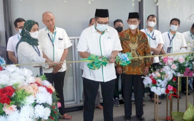 PERESMIAN. Pimpinan Wilayah VI PT Pegadaian (Persero) Makassar, Zulfan Adam, meresmikan Musala Ar Rahn Pegadaian Kantor Wilayah VI Makassar, Selasa (1/3/2022). foto: istimewa