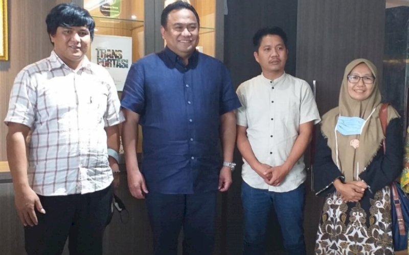 MENGADU. Perwakilan petani terdampak pengrusakan dan penggusuran lahan pertanian yang tergabung Aliansi Masyarakat Massenrempulu (AMPU) yang diduga dilakukan PTPN XIV di Enrekang mengadu langsung ke Wakil Ketua DPR RI, Rachmat Gobel, Selasa (19/4/2022). foto: istimewa