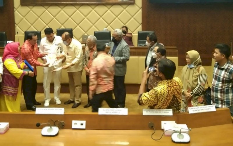 RDPU. Perwakilan Aliansi Masyarakat Massenrempulu (AMPU) mengadukan permasalahan penggusuran PTPN XIV kepada petani di Kabupaten Enrekang saat menghadiri Rapat Dengar Pendapat Umum (RDPU) yang berlangsung di Ruang Rapat Komisi II DPR RI, Senin (11/4/2022). foto: istimewa