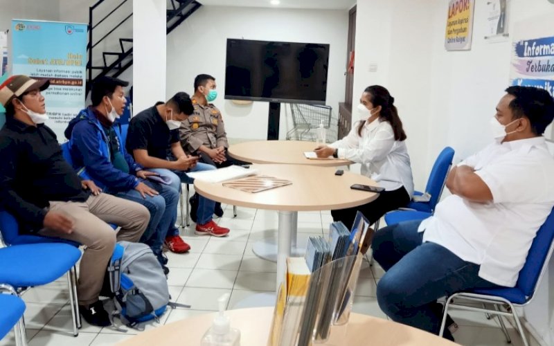 MENGADU. Warga Enrekang terdampak penggusuran pembukaan lahan sawit yang diduga dilakukan PTPN XIV atas nama&nbsp;AMPU mendatangi Kantor Kementerian ATR/BPN, Rabu (27/4/2022). foto: istimewa