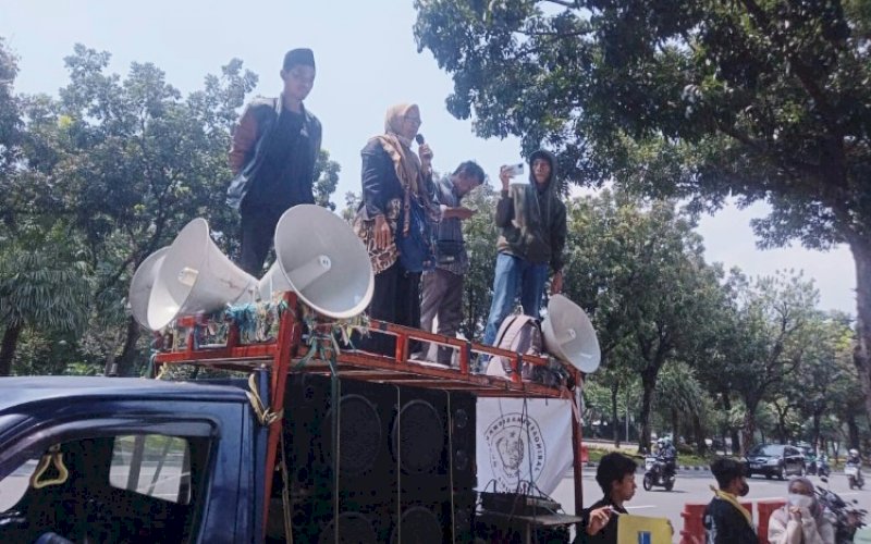 DEMONSTRASI. Perwakilan petani asal Enrekang yang menjadi korban pengrusakan dan penggusuran lahan pertanian yang diduga dilakukan PTPN XIV menggelar aksi demontrasi di Kementerian BUMN di Jakarta, Kamis (14/4/2022). foto: istimewa