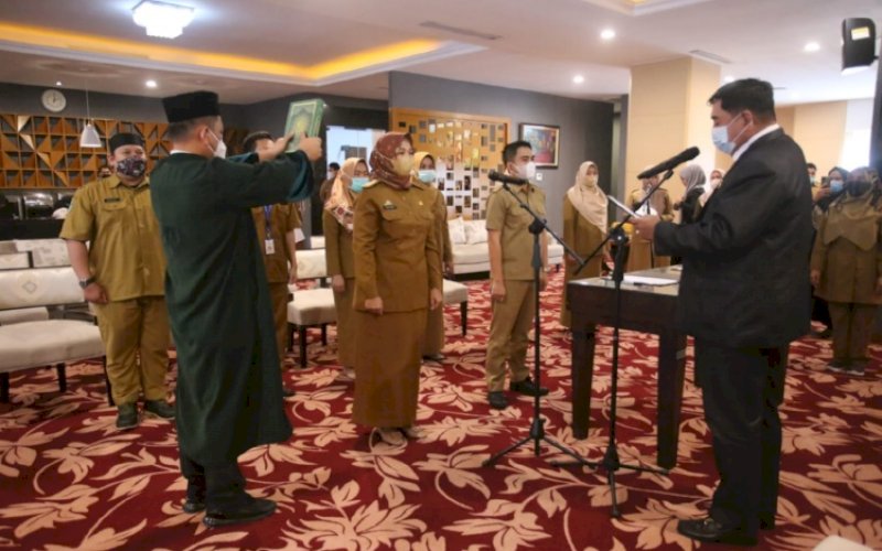 PELANTIKAN. Sekda Provinsi Sulsel, Abdul Hayat Gani (kanan), melantik 12 pejabat fungsional lingkup Pemprov Sulsel di Kantor Gubernur Sulsel, Selasa (26/4/2022). foto: istimewa