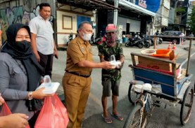 Dharma Wanita Distan Makassar Bagikan Ratusan Takjil Buka Puasa