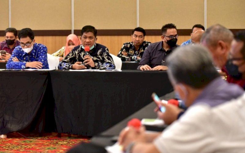RAPAT PANJA. Kepala Diskominfo-SP Provinsi Sulsel, Amson Padolo (kedua kiri), menghadiri Rapat Kunjungan Kerja Panitia Kerja (Panja) Penyediaan Akses Internet Komisi I DPR RI bersama BAKTI Kementerian Kominfo di Balla Lompoa II Ballroom, Hotel Harper Perintis Makassar, Kamis (7/4/2022). foto: istimewa