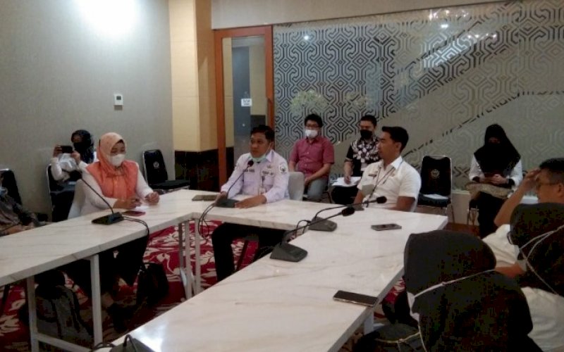 PIMPIN PERTEMUAN. Kepala Diskominfo-SP Provinsi Sulsel, Amson Padolo, memimpin pertemuan dengan perwakilan rumah sakit daerah se-Sulsel di Toraja Room Kantor Gubernur Sulsel, Rabu (6/4/2022). foto: istimewa