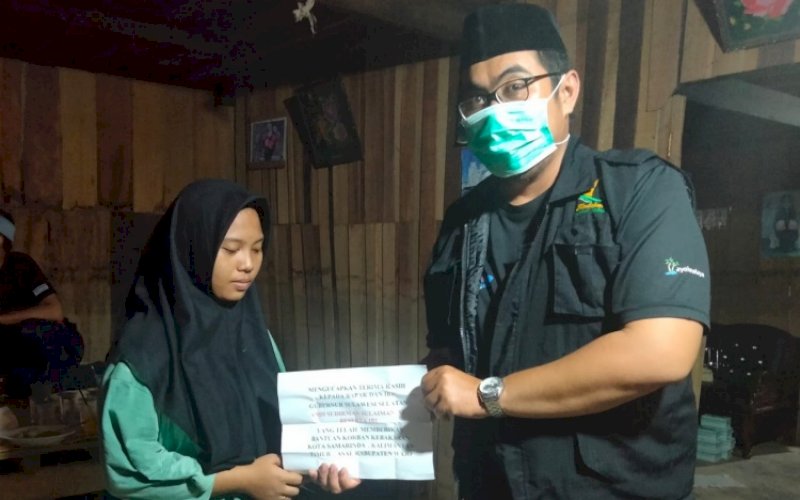 BERI BANTUAN. Gubernur Sulsel, Andi Sudirman Sulaiman, melalui tim Andalan Sulsel Peduli memberikan bantuan kepada keluarga korban kebakaran yang menimpa Rumah Toko (Ruko) di Samarinda, Provinsi Kalimantan Timur, Minggu (19/4/2022) lalu. foto: istimewa