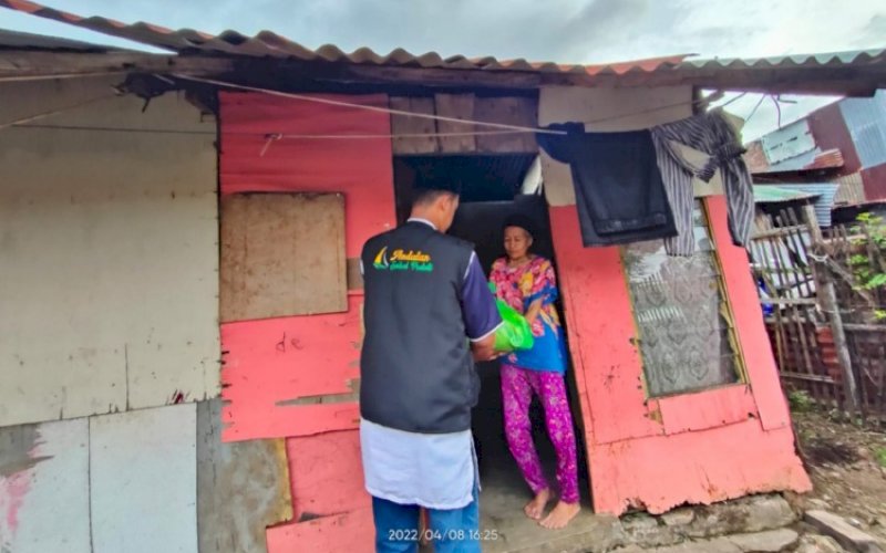 BERBAGI. Tim Andalan Sulsel Peduli berbagi paket sembako untuk kaum duafa secara door to door di berbagai wilayah di Provinsi Sulsel. foto: istimewa