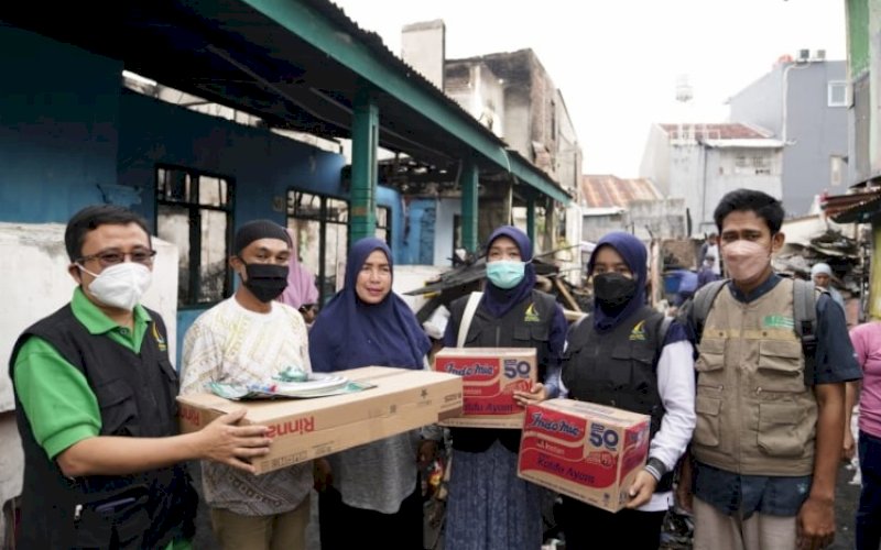 PEDULI. Tim Andalan Sulsel Peduli menyalurkan bantuan kepada korban terdampak kebakaran di Jl Pandang, Kelurahan Pandang, Kecamatan Panakkukang, Kota Makassar, Sabtu (16/4/2022). foto: istimewa