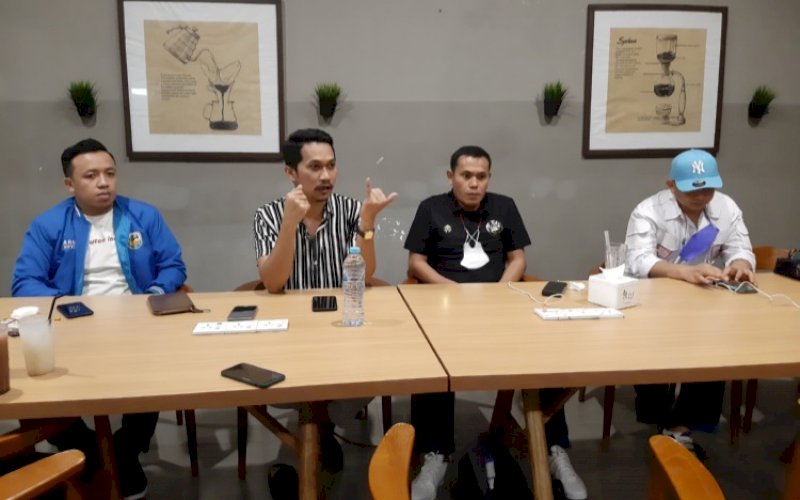 BERI KETERANGAN. Kepala Dinas Kepemudaan dan Olahraga Kota Makassar Andi Patiware (kedua kiri) didampingi Ketua KONI Makassar Ahmad Susanto (kedua kanan) dan Ketua KNPI Makassar Hasrul Kaharuddin memberikan keterangan kepada media, Jumat (1/4/2022). foto: doelbeckz/pluz.id