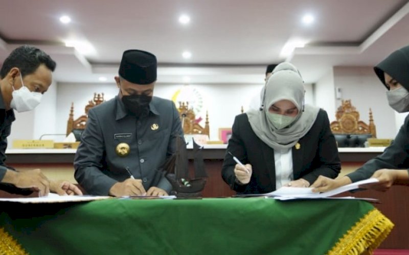 PENANDATANGANAN. Gubernur Sulsel Andi Sudirman bersama dengan Ketua DPRD Provinsi Sulsel Andi Ina Kartika melakukan penandatanganan persetujuan bersama terhadap tiga Ranperda pada Rapat Paripurna DPRD Sulsel, Jumat (22/4/2022). foto: istimewa