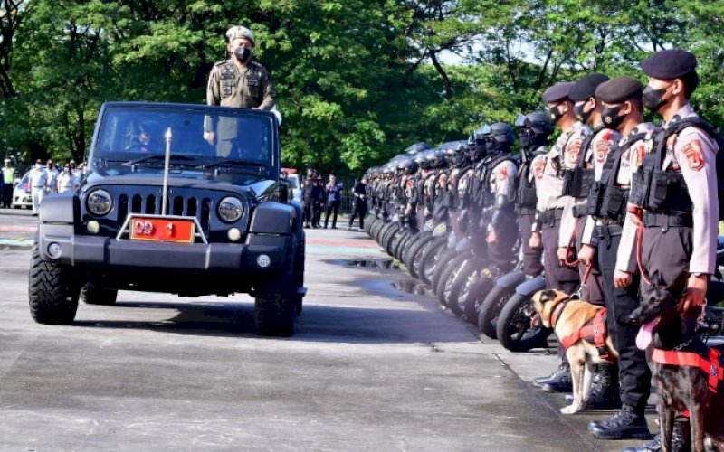 PANTAU PASUKAN. Gubernur Sulsel, Andi Sudirman Sulaiman, berkeliling memantau kesiapan personel dengan mobil komando di sela-sela Apel Gelar Pasukan Ops Ketupat 2022 di Lapangan Karebosi Makassar, Jumat (22/4/2022). foto: istimewa