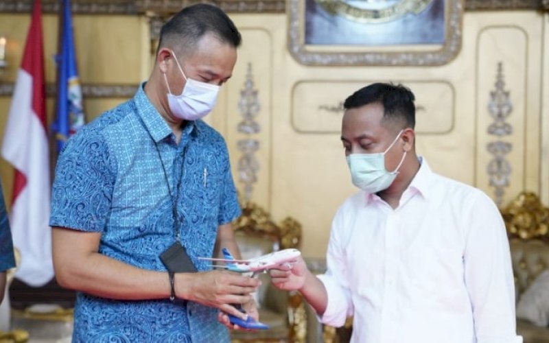 GARUDA INDONESIA. Gubernur Sulsel Andi Sudirman Sulaiman memperhatikan miniatur pesawat Garuda Indonesia yang dipegang Regional CEO Kalimantan, Sulawesi, Maluku, dan Papua PT Garuda Indonesia (Persero) Tbk Berthon Hutapea saat bertemu di Rumah Jabatan Gubernur Sulsel, Kamis (21/4/2022). foto: istimewa 
