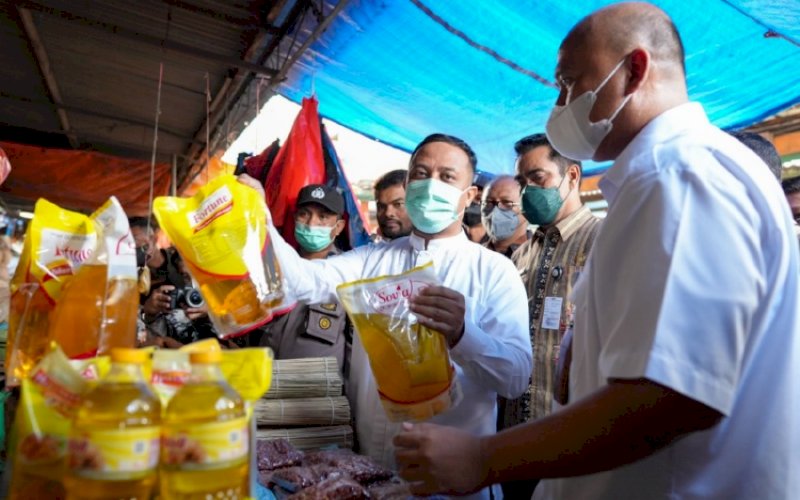 MASUK PASAR. Gubernur Sulsel, Andi Sudirman Sulaiman, usai melakukan peninjauan harga dan stok sejumlah bahan pokok di Pasar Terong Makassar, Kamis (21/4/2022). foto: istimewa