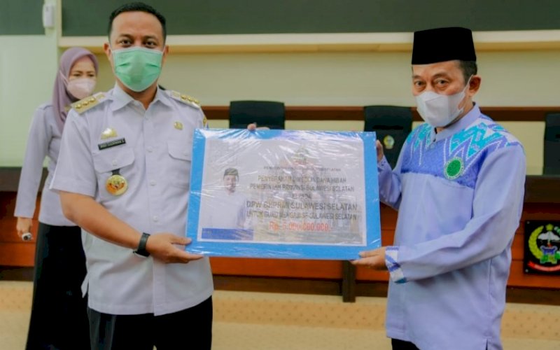 PENYERAHAN. Gubernur Sulsel, Andi Sudirman Sulaiman, menyerahkan bantuan intensif guru mengaji 2022 sebesar Rp5 miliar bagi 4.000 guru mengaji di 24 kabupaten/kota se-Sulsel melalui BKPRMI Sulsel. foto: istimewa