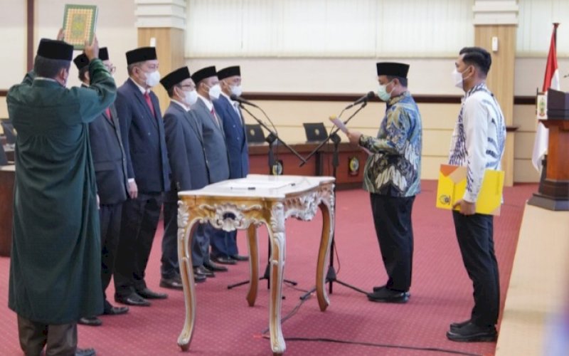 PELANTIKAN. Gubernur Sulsel, Andi Sudirman Sulaiman, melantik pimpinan Baznas Provinsi Sulsel periode 2022-2027 di Ruang Rapat Pimpinan Kantor Gubernur Sulsel, Jumat (1/4/2022). foto: istimewa