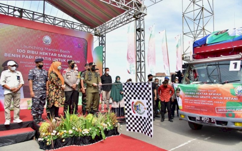 LAUNCHING. Gubernur Sulsel, Andi Sudirman Sulaiman, melakukan launching program Mandiri Benih yang dilakukan Gubernur Sulsel di Jembatan Tongkonan Center Point of Indonesia (CPI) Makassar, Jumat (22/4/2022). foto: istimewa