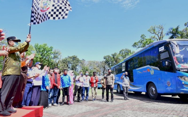 MUDIK GRATIS. Gubernur Sulsel, Andi Sudirman Sulaiman, melepas pelaksanaan mudik gratis bagi mahasiswa dan masyarakat umum yang dilaksanakan Pemprov Sulsel di Pelataran Rumah Jabatan Gubernur Sulsel, Kamis (28/4/2022). foto: istimewa