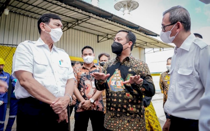 BERI PENJELASAN. Gubernur Sulsel Andi Sudirman Sulaiman (tengah) memberikan penjelasan kepada Menteri Koordinator Bidang Kemaritiman dan Investasi Luhut Binsar Pandjaitan (kiri) saat meninjau langsung UPT PLB3 DPLH yang berada di KIMA, Kamis (24/2/2022) lalu. foto: istimewa