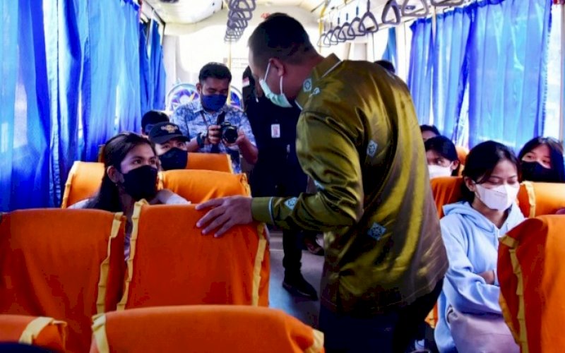 MUDIK GRATIS. Gubernur Sulsel, Andi Sudirman Sulaiman, memantau pelaksanaan mudik gratis bagi mahasiswa dan masyarakat umum yang dilaksanakan Pemprov Sulsel di Pelataran Rumah Jabatan Gubernur Sulsel, Kamis (28/4/2022). foto: istimewa