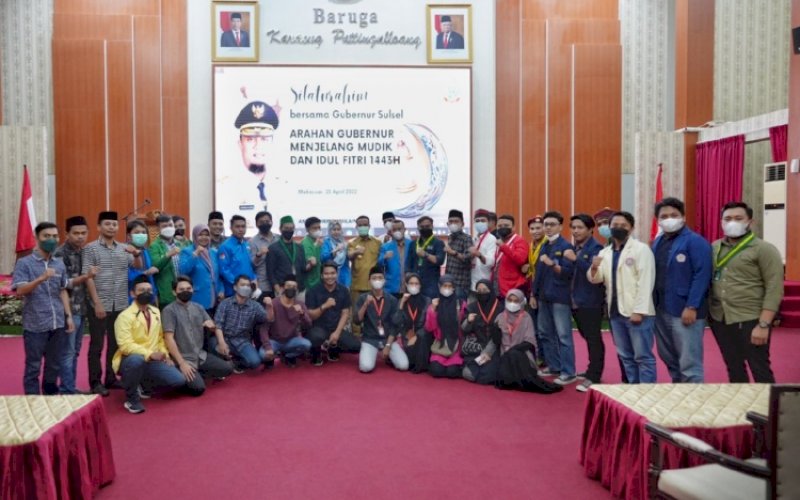 SILATURAHMI. Gubernur Sulsel, Andi Sudirman Sulaiman, silaturahmi bersama organisasi kemasyarakatan, kemahasiswaan, dan kepemudaan menjelang Mudik dan Idulfitri 1443 H di Baruga Pattingalloang, Rujab Gubernur Sulsel, Senin (25/4/2022). foto: istimewa