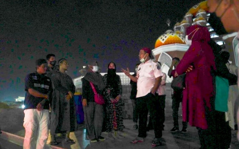 PERTEMUAN. Gubernur Sulsel, Andi Sudirman Sulaiman, menemui Pedagang Kaki Lima (PKL), yang sebelumnya tidak memiliki tempat menetap berdagang di kawasan Center Point of Indonesia (CPI) Makassar, seusai Salat Isya di Masjid Kubah 99 Asmaul Husna Makassar, Rabu (30/3/2022) malam. foto: istimewa