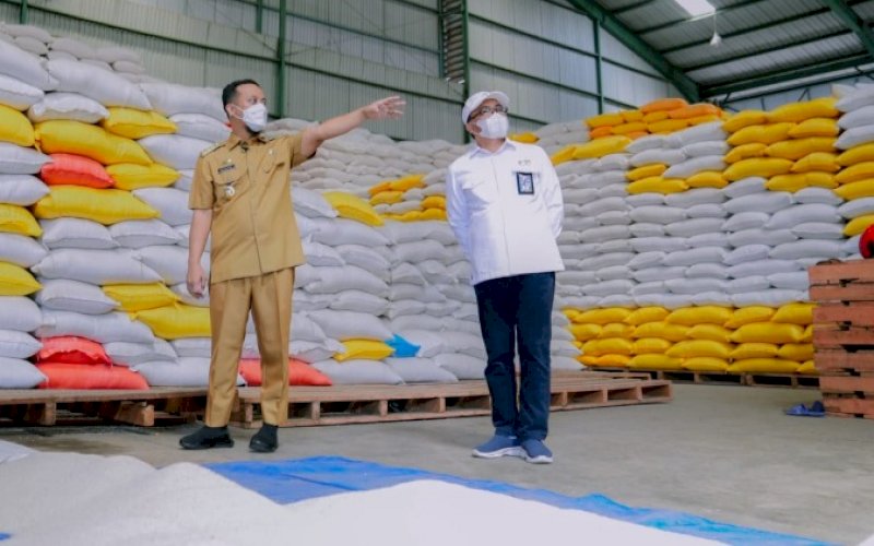 KUNJUNGAN. Gubernur Sulsel, Andi Sudirman Sulaiman (kiri), saat berkunjung di Perum Bulog Kantor Wilayah Sulselbar Cabang Makassar di Gudang Panaikang, Jl Urip Sumoharjo, Kota Makassar, Selasa (26/4/2022). foto: istimewa