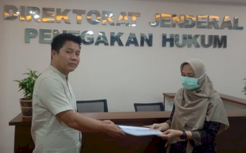 PENYERAHAN DOKUMEN. Koordinator AMPU, Andi Sulfikar (kiri), menyerahkan dokumen dugaan perusakan lingkungan akibat pembukaan lahan sawit di Kecamatan Maiwa, Kabupaten Enrekang, Provinsi Sulsel ke Ditjen Gakkum KLHK, Jumat (22/4/2022). foto: istimewa