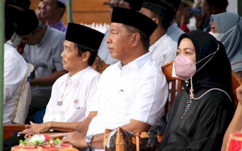 PEMBUKAAN. Bupati Bulukumba, Andi Muchtar Ali Yusuf (tengah), membuka Festival Ramadan sekaligus peresmian Pembangunan Pelayanan Air Bersih dan launching Serambi Digital dan Sijawara di halaman Kantor Desa Bira, Rabu (6/4/2022). foto: istimewa