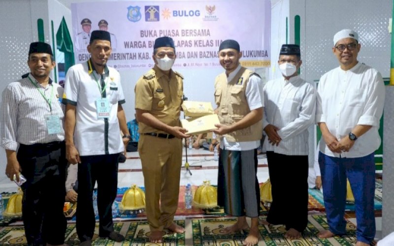 BERBAGI. Bupati Bulukumba, Andi Muchtar Ali Yusuf (kiri), menyerahkan bantuan di sela-sela buka puasa bersama dengan warga binaan Lembaga Pemasyarakatan (Lapas) Klas IIA Bulukumba, Senin (25/4/2022). foto: istimewa