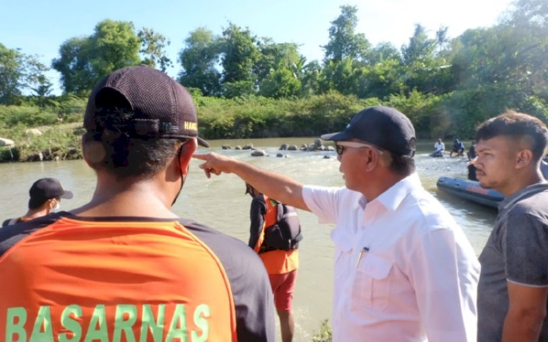 PANTAU EVAKUASI. Bupati Bulukumba Andi Muchtar Ali Yusuf meninjau proses evakuasi pencarian bocah laki-laki Ramadan yang tenggelam di Sungai Bialo, Desa Paenre Lompoe, Kecamatan Gantarang, Kabupaten Bulukumba, Kamis (21/4/2022). foto: istimewa