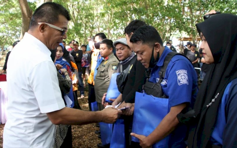 BERBAGI. Bupati Bulukumba, Andi Muchtar Ali Yusuf, memberikan paket bantuan bahan pangan kepada tim pengendali banjir di Hutan Kota Bulukumba, Kamis (21/4/2022). foto: istimewa