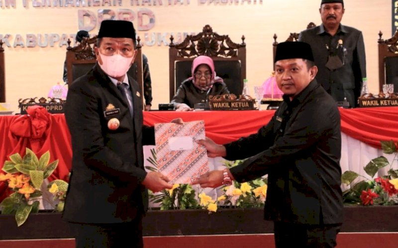 PENYERAHAN. Ketua DPRD Bulukumba Rijal menyerahkan rekomendasi Pansus DPRD Kabupaten Bulukumba terkait hasil pembahasan LKPJ Bupati Tahun Anggaran 2021 kepada Bupati Bulukumba Andi Muchtar Ali Yusuf melalui Rapat Paripurna di Ruang Rapat Paripurna DPRD Bulukumba, Jumat (29/4/2022). foto: istimewa