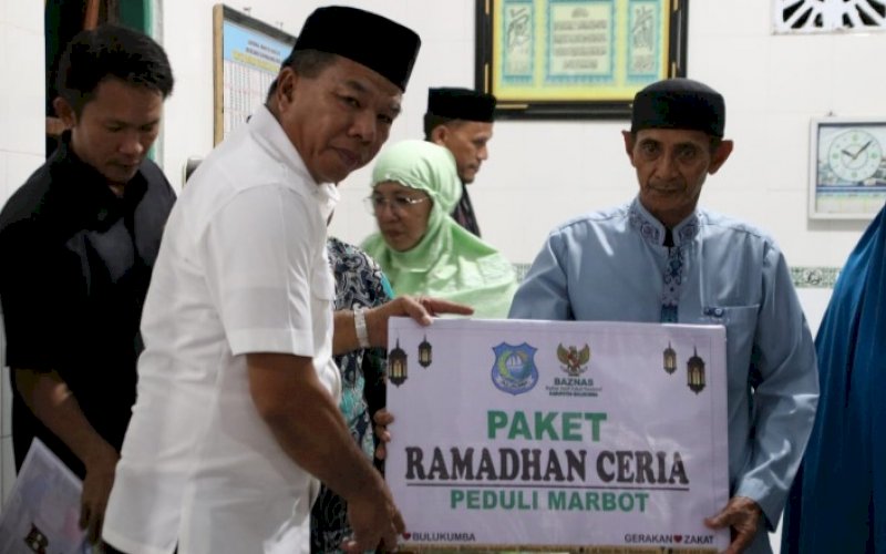 PENYERAHAN PAKET. Bupati Bulukumba, Andi Muchtar Ali Yusuf, menyerahkan Paket Ramadan Ceria dari program Baznas Peduli kepada Masjid Nurul Jihad di Kelurahan Jalanjang, Kecamatan Gantarang, Bulukumba, Senin (11/4/2022). foto: istimewa