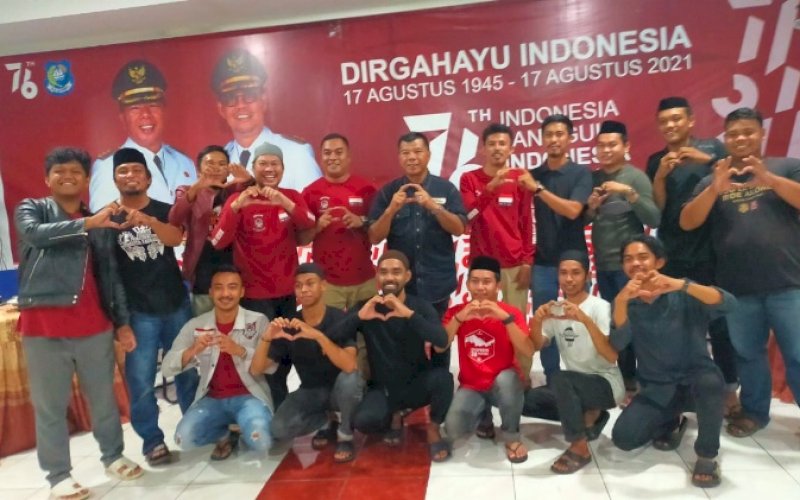 SILATURAHMI. Bupati Bulukumba, Andi Muchtar Ali Yusuf (tengah), menerima kunjungan silaturahmi puluhan pengurus pencinta motor klasik dan custom yang tergabung dalam komunitas Bikers Custom Bulukumba di Pendopo Rumah Jabatan Bupati, Kamis (7/4/2022) malam. foto: istimewa