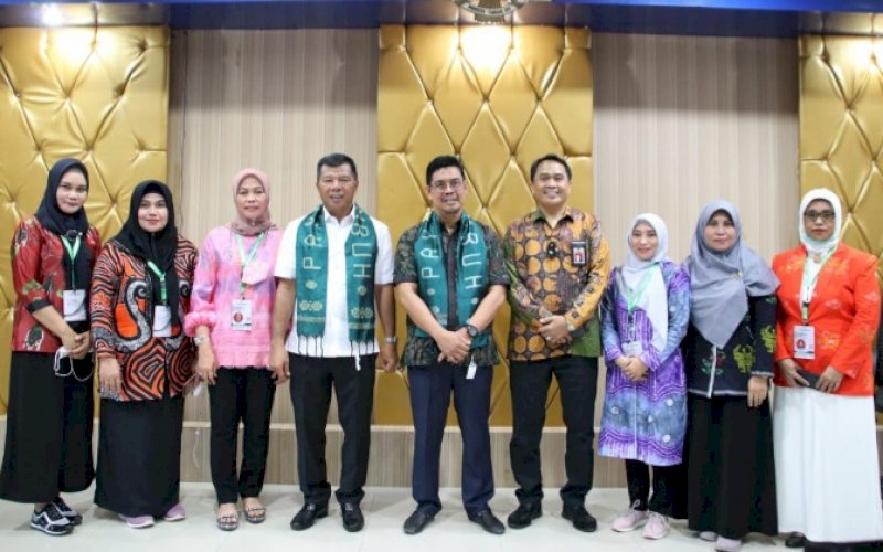SAMBUTAN. Bupati Bulukumba, Andi Muchtar Ali Yusuf (keempat kiri), bersama jajarannya menerima dan menyambut rombongan peserta PKN Tingkat II Angkatan V Puslatbang LAN RI di Ruang Pola Kantor Bupati, Selasa (12/4/2022). foto: istimewa