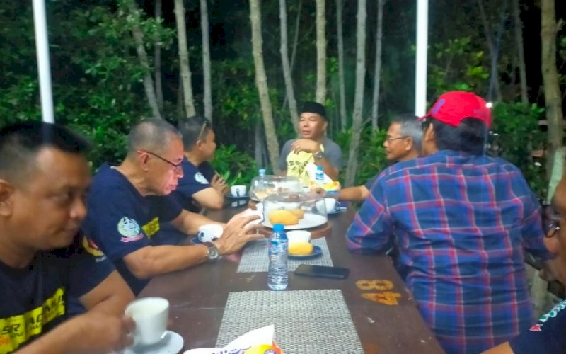 BUKA PUASA. Bupati Bulukumba Andi Muchtar Ali Yusuf (tengah) menjamu Ketua Umum KONI Provinsi Sulsel Yasir Mahmud buka puasa bersama di kediamannya di Larea-rea, Kabupaten Sinjai, Sabtu (9/4/2022). foto: istimewa