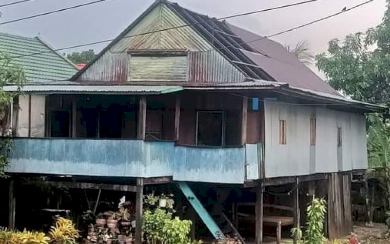 RUMAH RUSAK. Musibah angin kencang merusak puluhan rumah yang terjadi di Kabupaten Wajo, Rabu (13/4/2021). foto: istimewa