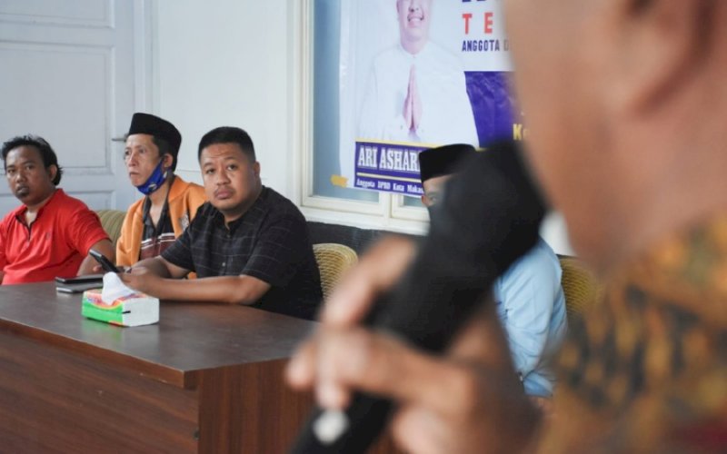 RESES. Anggota DPRD Kota Makassar, Ari Ashari Ilham, menggelar reses kedua masa sidang kedua tahun anggaran 2021-2022 di Jl Jambu, Perumahan Taman Losari, Kelurahan Tanjung Merdeka, Kecamatan Tamalate, Kota Makassar, Kamis (14/4/2022). foto: istimewa
