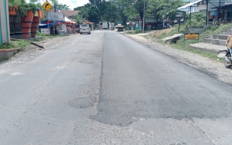 PENGERJAAN JALAN. Salah satu ruas jalan di Kota Parapare baru saja diperbaiki yang dilakukan Besar Pelaksanaan Jalan Nasional (BBPJN) Sulsel. foto: istimewa