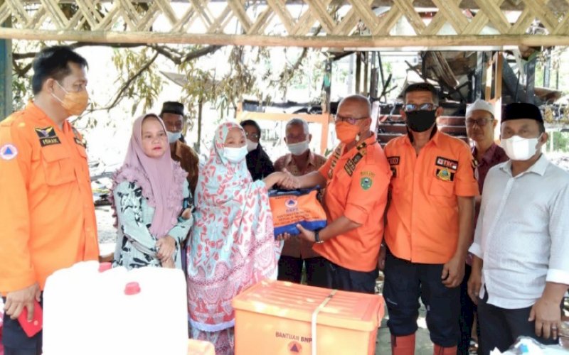 BERI BANTUAN. Tim BPBD Provinsi Sulsel telah menyalurkan bantuan logistik kepada korban terdampak kebakaran di Kabupaten Barru, Jumat (22/4/2022). foto: istimewa