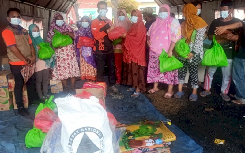 BANTUAN. Tim BPBD Provinsi Sulsel menyalurkan bantuan logistik kepada korban terdampak kebakaran di Lingkungan Ujungloe Timur, Kelurahan Biringkassi, Kecamatan Binamu, Kabupaten Jeneponto, Rabu (6/4/2022) lalu. foto: istimewa