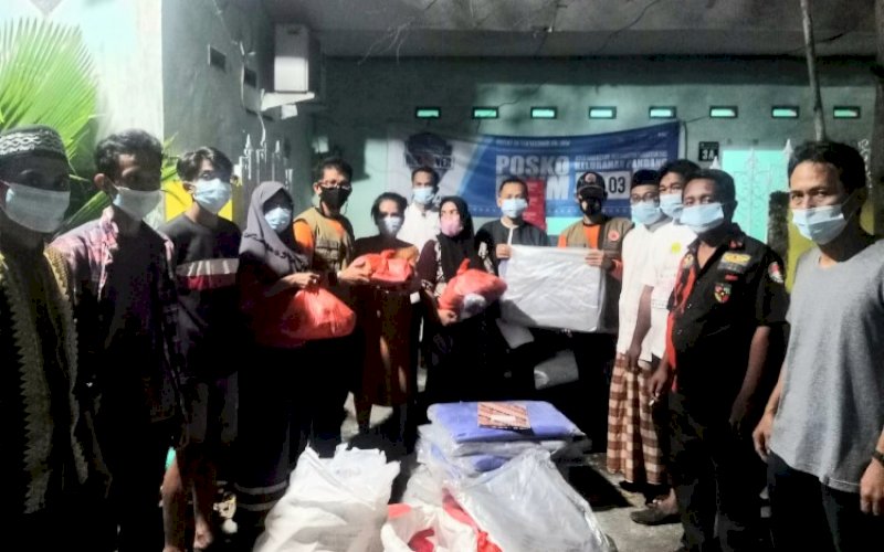PEDULI. Tim BPBD Provinsi Sulsel saat menyalurkan bantuan logistik untuk korban musibah kebakaran di Jl Pandang 5, Kelurahan Pandang, Kecamatan Panakkukang, Kota Makassar, Jumat (15/4/2022). foto: istimewa