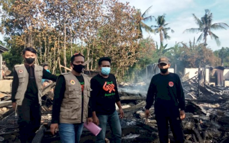 BANTUAN. Tim BPBD Provinsi Sulsel&nbsp; menyalurkan bantuan logistik pangan dan logistik shelter untuk korban terdampak musibah kebakaran di Kelurahan Panyula, Kecamatan Tanete Riattang Timur, Kabupaten Bone. foto: istimewa